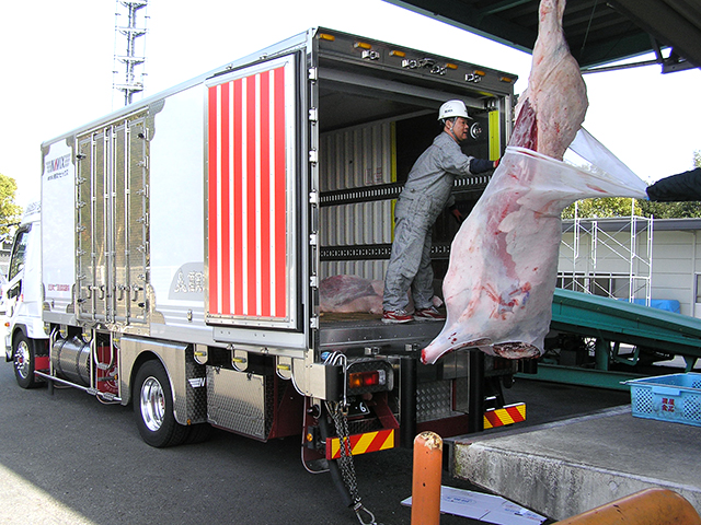 牛枝肉はガーゼに包んで運びます